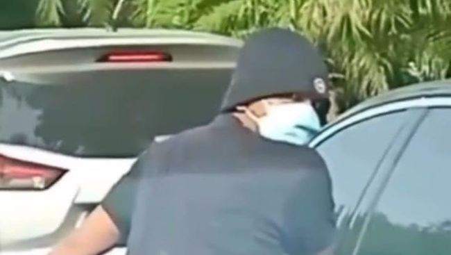 Pria Pakai Sandal Berpaku Diduga Bocorkan Ban di Surabaya Diburu Polisi