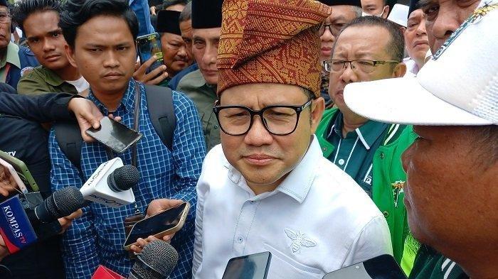 Pria Sobek Sobek Baliho AMIN, Netizen: Udah Banner Paling Dikit Malah Dirusak