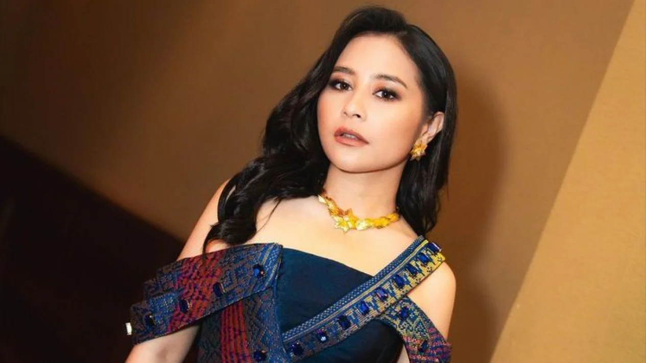 Prilly Latuconsina Dipeluk Luna Maya Jadi Sorotan Saat Melayat ke Rumah Maxime Bouttier 