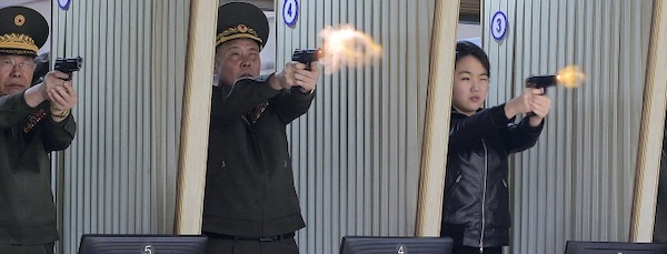 Putri Kim Jong Un Tembakkan Pistol Saat Kunjungi Pabrik Senjata Korea Utara