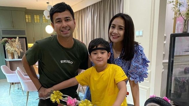 Rafathar Ledek Raffi Ahmad Cuma Bisa Nyanyi Lipsync Hingga Kostum Manggungnya Disebut Mirip Daster