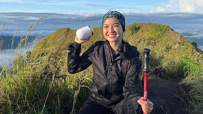 Raline Shah Liburan ke Gunung Latimojong, Terlihat Cantik dan Sangat Humble