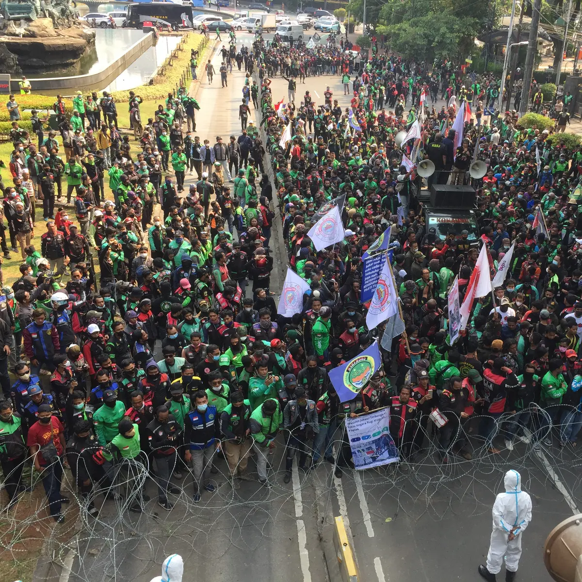 Ratusan Ojol Demo di Patung Kuda, Sekitar Istana Merdeka Dikepung Kemacetan