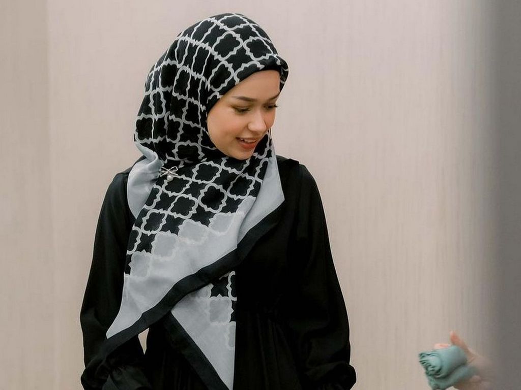 Rebecca Klopper Bikin Pangling saat Menghadiri Kajian Agama Islam Dengan Gunakan Hijab 