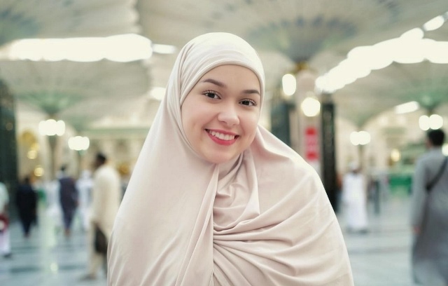 Rebecca Klopper Menunaikan Ibadah Umrah Dengan Teman Teman : Excited Banget