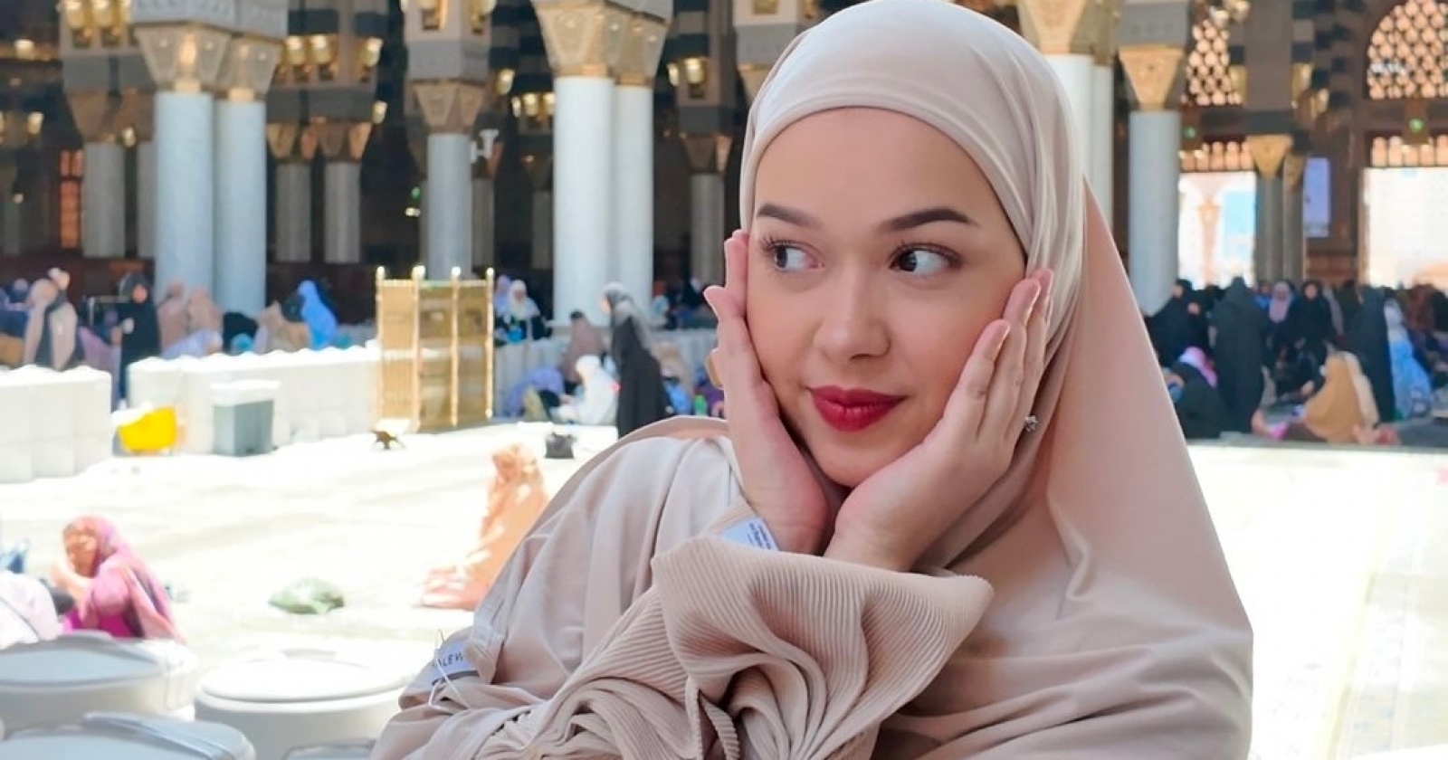 Rebecca Klopper Menunaikan Ibadah Umrah Dengan Teman Teman : Excited Banget