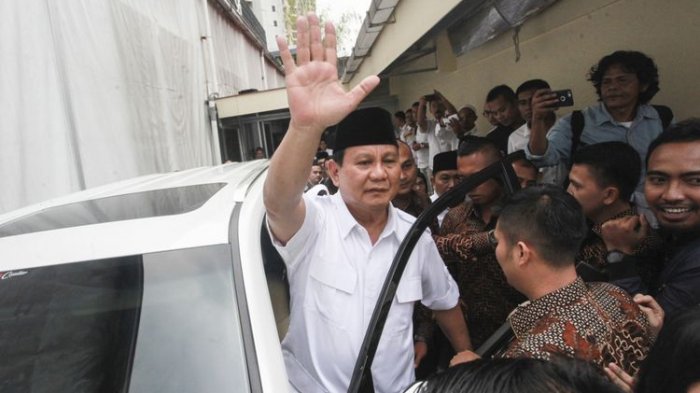 Rela Serobot Ajudan Demi 5 Detik Salaman dengan Prabowo, Amien Rais Bikin Miris Warganet