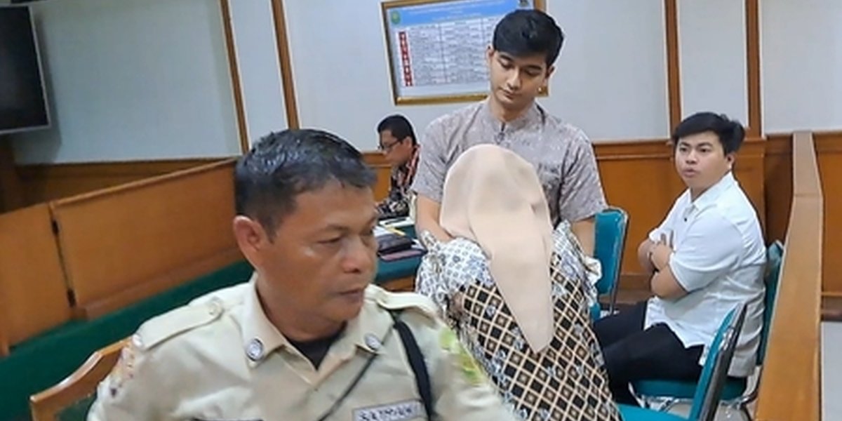 Ria Ricis Cium Tangan Teuku Ryan Kala Bertemu Kembali di Sidang Cerai