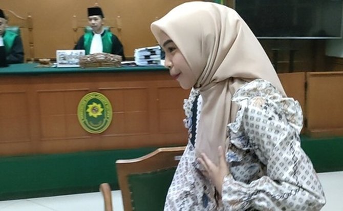 Ria Ricis Cium Tangan Teuku Ryan Kala Bertemu Kembali di Sidang Cerai