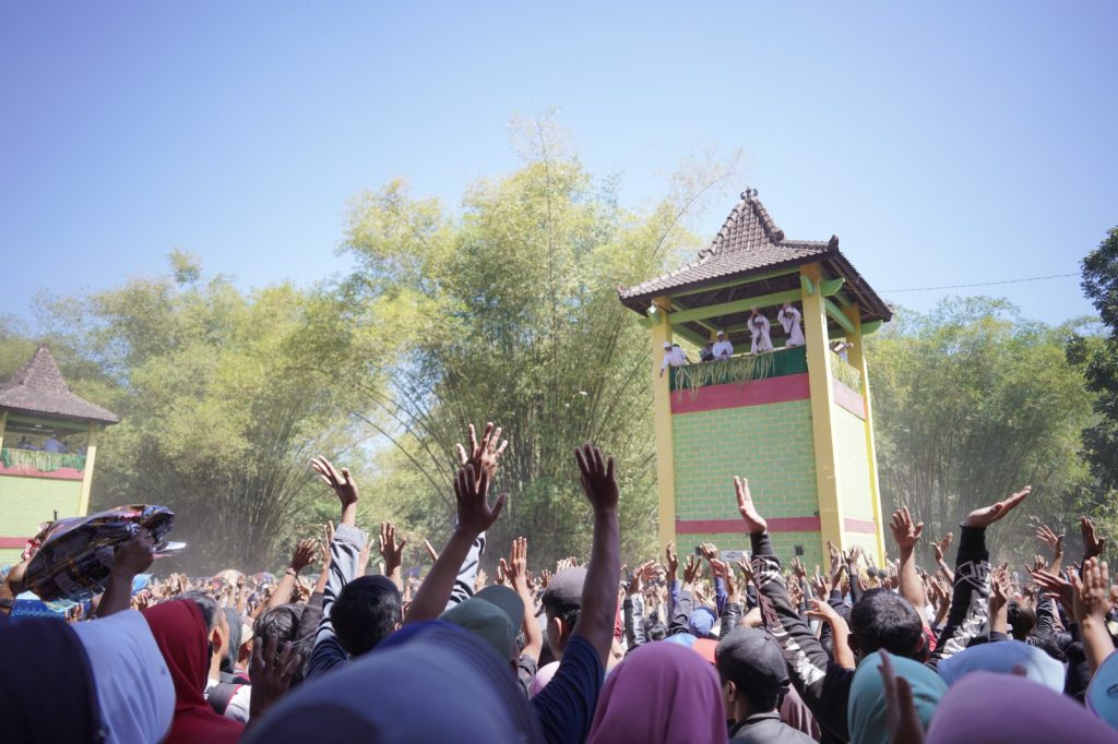 Ribuan Warga Meriahkan Tradisi Saparan Yaqowiyu di Alun alun Plampeyan Klaten