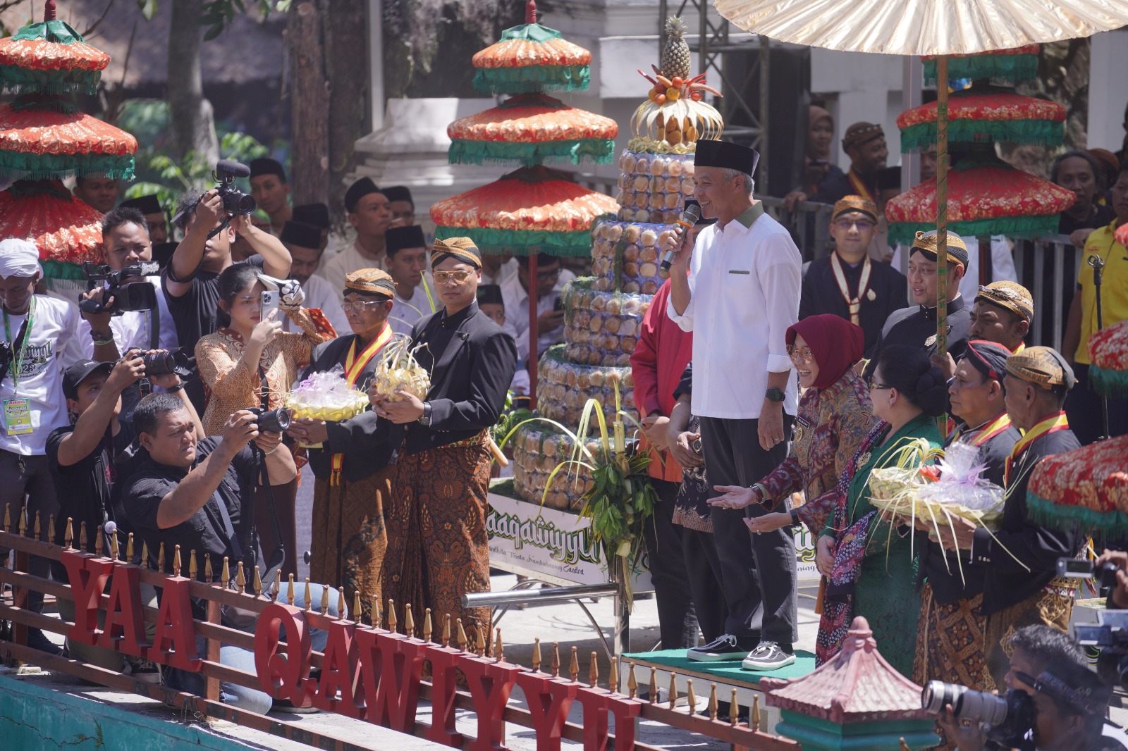 Ribuan Warga Meriahkan Tradisi Saparan Yaqowiyu di Alun alun Plampeyan Klaten