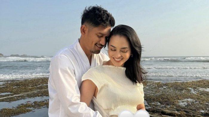 Ririn Ekawati Hamil, Pamer Foto Dipeluk Ibnu Jamil : Ini Anugerah Tuhan dan Kami Merasa Diberkati