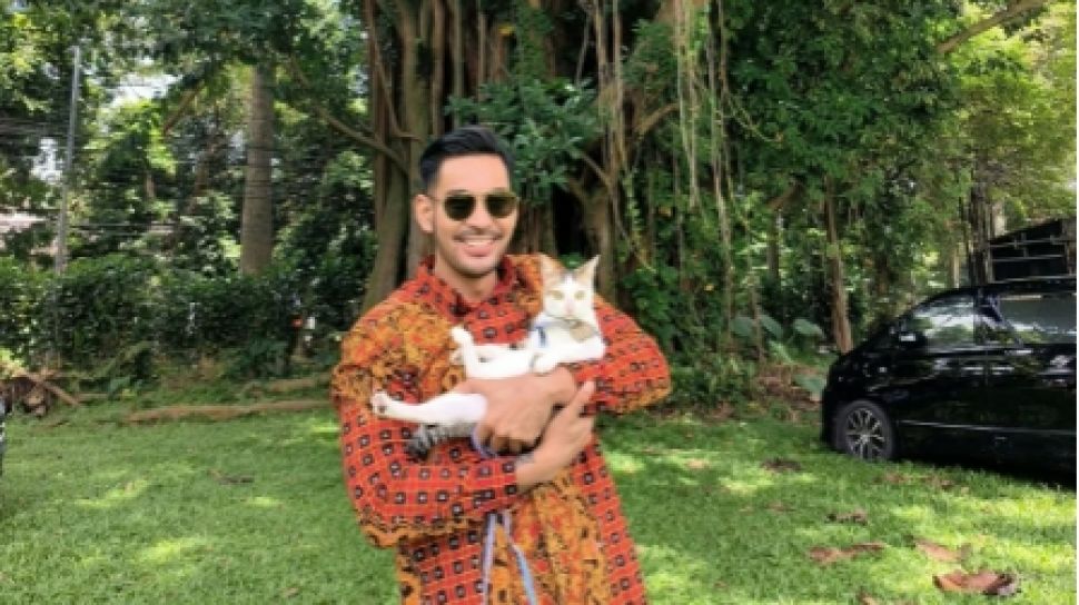 Robby Purba Tuai Pujian usai Kucing Kesayangan Pecahkan TV, Netizen: Kamu Sabar Banget 