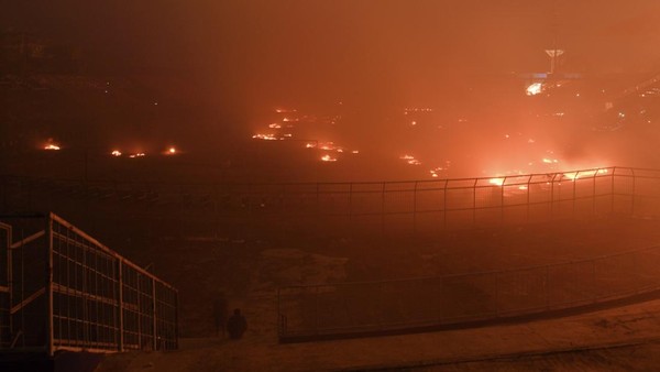Rumput Stadion Kanjuruhan Terbakar Saat Malam Peringatan 1 Tahun Tragedi