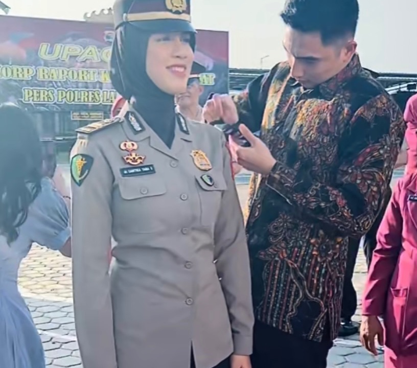 Sama sama Polisi, Kenaikan Pangkat Pertama Polwan Cantik Ini Dipasangkan Romantis oleh Suami TercintaSama sama Polisi, Kenaikan Pangkat Pertama Polwan Cantik Ini Dipasangkan Romantis oleh Suami Tercinta