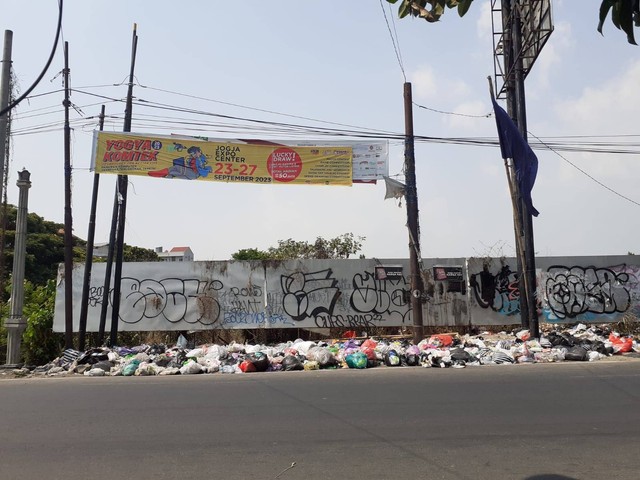Sampah Berserakan di Jalan Kusumanegara, Warga: Baunya Menyengat