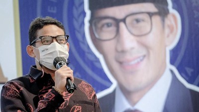 Sandiaga Beri Tanggapan Tentang Bule Berbikini Mandi Bensin di Kios Pertamini