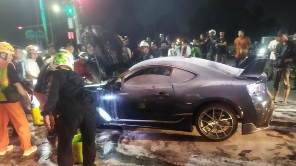 Sedan Sport Toyota FT 86 Terbakar di Ringroad Barat Sleman