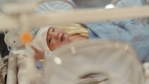 Selamat, Joshua Suherman dan Clairine Clay Dikaruniai Anak Pertama