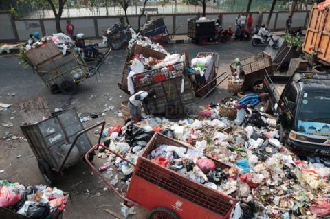 Seorang WNA Punguti Sampah di Jalan Thamrin Jakarta Pusat