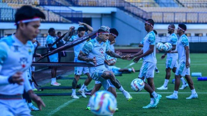 Seru Winger Persib Bandung dalam Latihan Hari Ini, Para Pemain Kenakan Pita Merah Putih