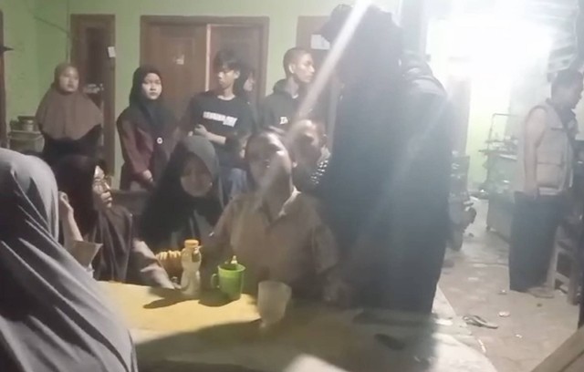 Siswa SMK di Karawang Kesurupan Massal Saat Api Unggun, Ustadz Didatangkan