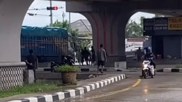 Sopir Truk Dipalak Modus Bersih bersih Pakai Kemoceng di Palembang