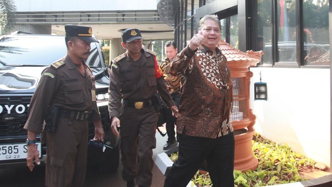 Sosok Diduga Pengawal Airlangga Ancam Tembak Wartawan Halangi Jalan