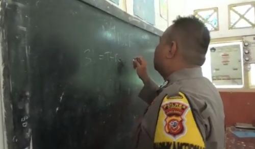 Sosok Polisi Ini Mengajar Sukarel Jadi Guru di Sekolah Minim Fasilitas