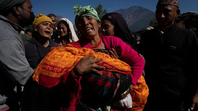 Suasana Duka Gempa Nepal, Keluarga Korban Tak Kuasa Bendung Isak Tangis di Tengah Upacara Kremasi