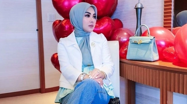 Syahrini Pakai Sandal Seharga Sepeda Motor, Hempas Tudingan Sudah Kere