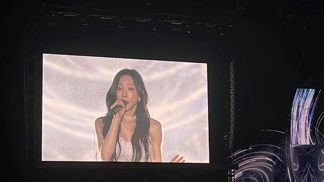 Taeyeon Terharu Saat Sone Nyanyi Bareng di Konser The Odd Of Love in Jakarta