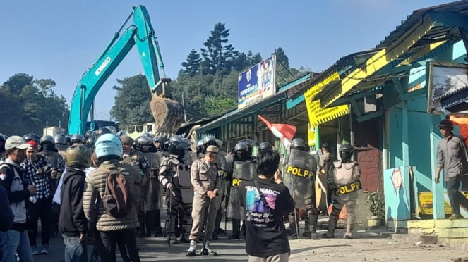 Tangis Histeris Pedagang Warnai Pembongkaran Kios di Puncak: Kami Tidak Cari Kekayaan