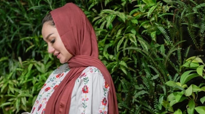 Tengku Dewi Putri Gelar Acara 7 Bulanan Tanpa Andrew Andika