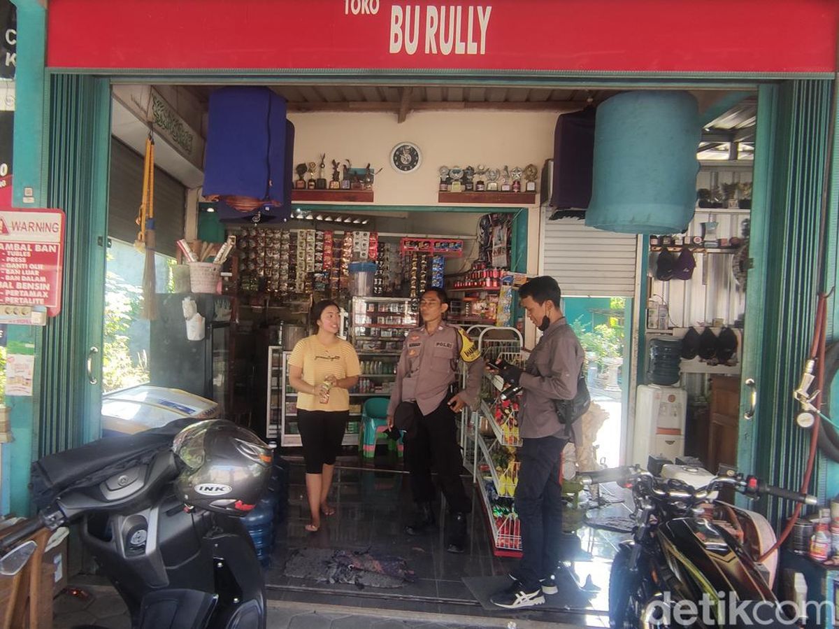 Terekam CCTV, Emak emak Semarang Gondeli Motor Maling di Tokonya