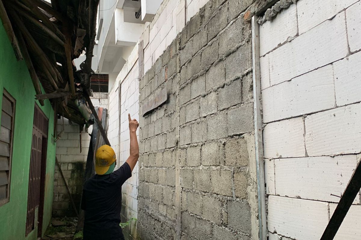 Terusir Dari Rumah Karena Akses Ditutup Tembok Hotel, Lansia Di Bekasi Tidur Di Warung Sate