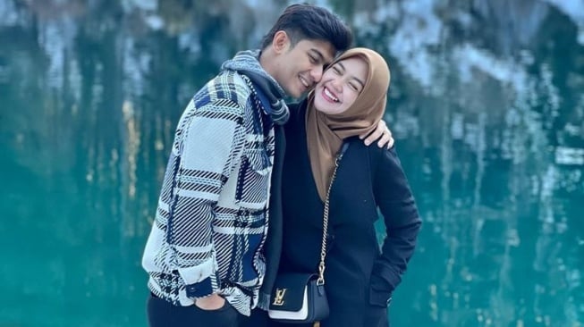 Teuku Ryan dan Ria Ricis Umrah Bareng, Netizen Tagih Foto Bersama