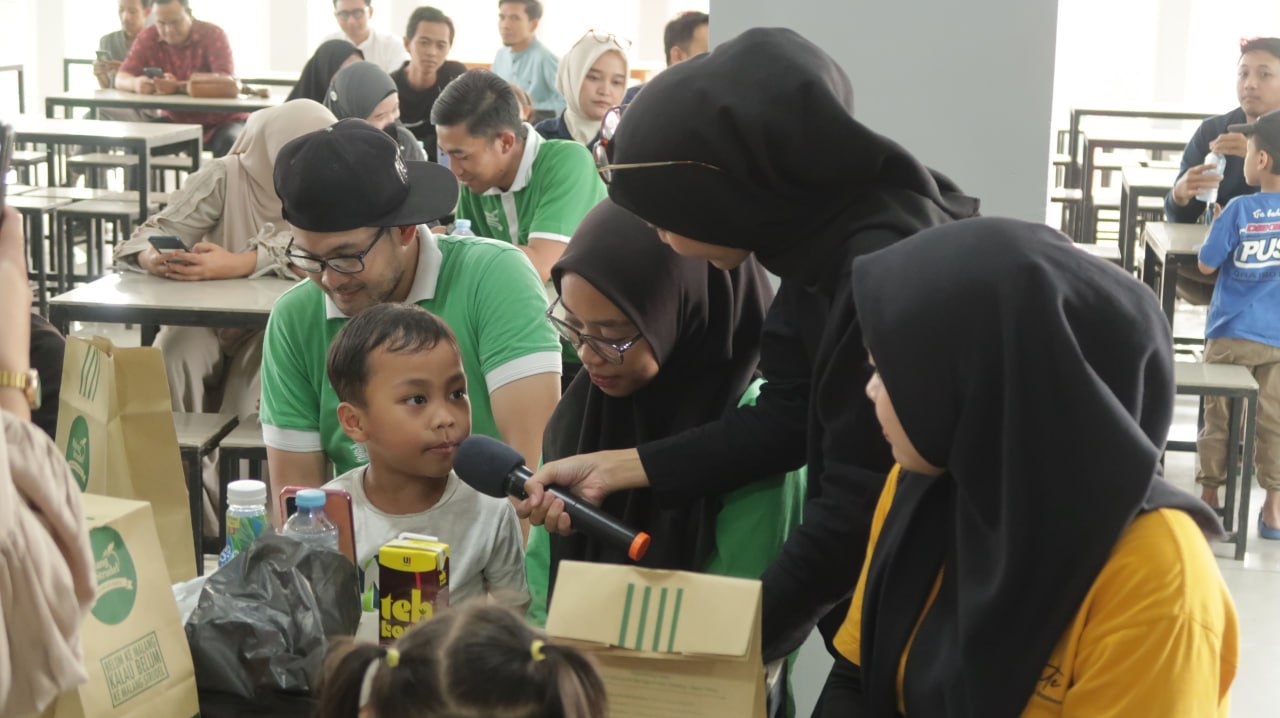 Teuku Wisnu Bagikan 110 Meja Belajar Gratis Untuk Karyawan Malang Strudel