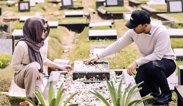 Thariq Halilintar Kunjungi Makam Adjie Massaid, Minta Izin Nikahi Aaliyah Massaid