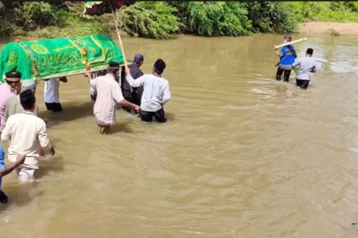 Tidak Ada Jembatan, Sejumlah Warga Harus Berenang Seberangi Sungai untuk Antar Jenazah