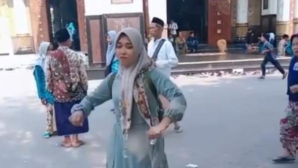 Tiktoker Berhijab yang Joget di Masjid Syaikhona Kholil Minta Maaf