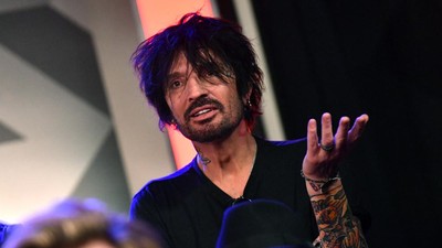 Tommy Lee Disebut Lakukan Kekerasan Seksual di Helikopter