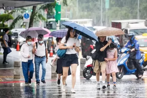 Topan Haikui Dekati Taiwan, Ribuan Orang Dievakuasi dan Penerbangan Dibatalkan