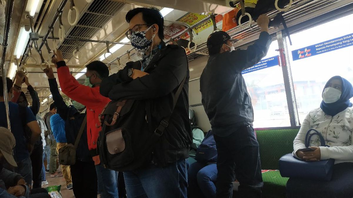 TransJ dan KRL Masih Wajibkan Penumpang Pakai Masker