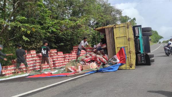 Truk Muatan Bir Terguling di Sulsel, Warga Langsung Evakuasi 