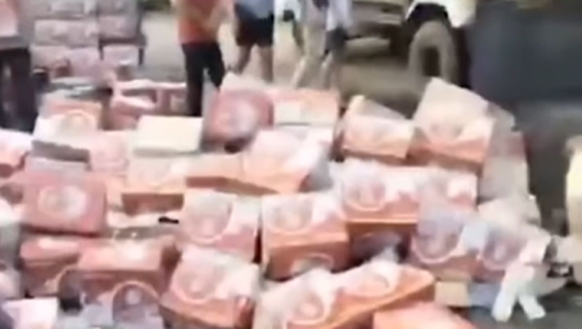 Truk Muatan Bir Terguling di Sulsel, Warga Langsung Evakuasi