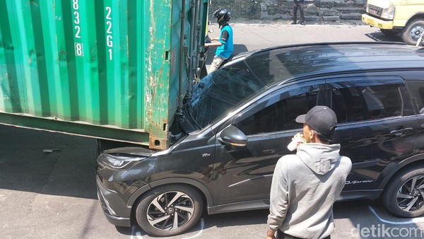 Truk Tersangkut di Bogor Kontainernya Terlepas Timpa Mobil hingga Ringsek