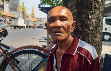 Tukang Becak Solo Ungkap Pelaku Viral Prank Amplop Sedekah Isi Sampah Tukiman: Saya Sudah Deg