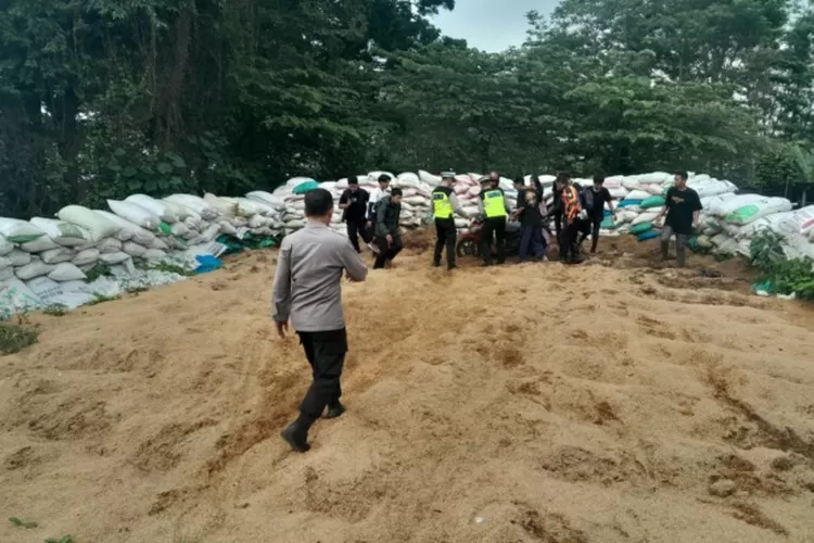 Turunan Cangar Beri Karung Untuk Selamatkan Banyak Nyawa Pengendara Motor 