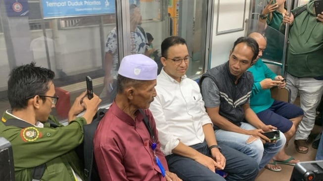 Usai Kampanye di Bogor, Anies Pulang ke Jakarta Bareng Warga Naik KRL